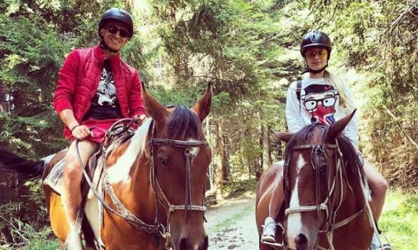 Дюлгеров и Михаела Маринова яздят коне в планината